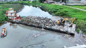 Mais de mil toneladas de lixo foram retiradas da orla do rio Negro em três meses