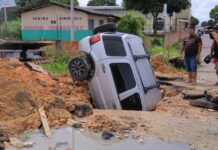 Veículo invade área interditada e atinge obra de drenagem na zona Norte de Manaus