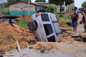 Veículo invade área interditada e atinge obra de drenagem na zona Norte de Manaus