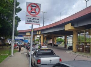 IMMU notifica 14 veículos por estacionamento proibido em áreas sinalizadas de Manaus