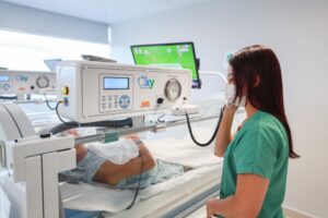 Delphina Aziz recebe 5 câmaras hiperbáricas para tratar queimaduras e infecções graves