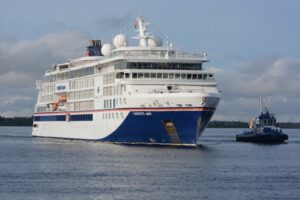 Navio de luxo com 375 passageiros chega a Manaus e encerra temporada de cruzeiros