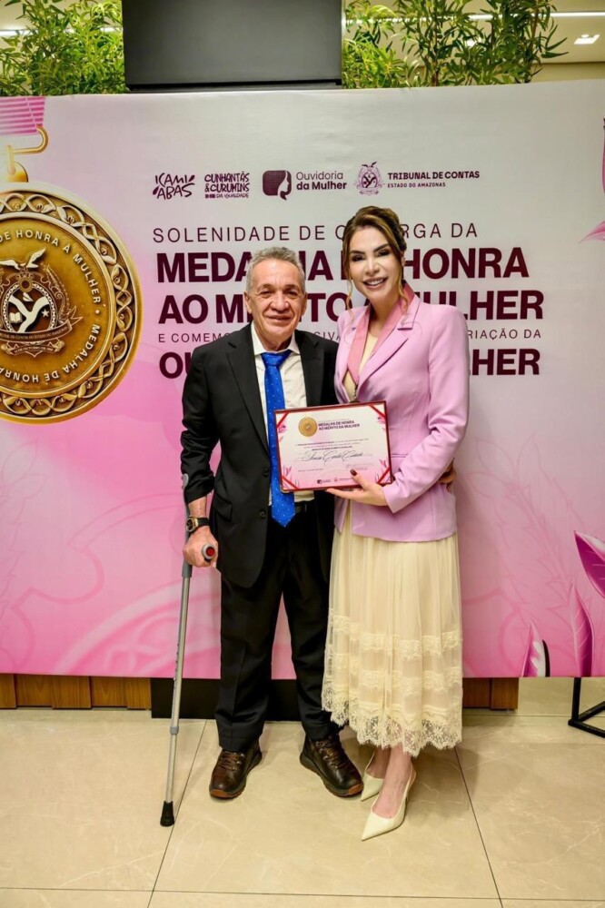 Primeira-dama Thaisa Cidade recebe honraria do TCE-AM