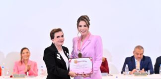 Primeira-dama Thaisa Cidade recebe honraria do TCE-AM