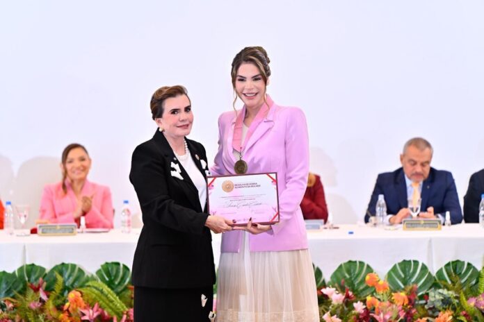 Primeira-dama Thaisa Cidade recebe honraria do TCE-AM