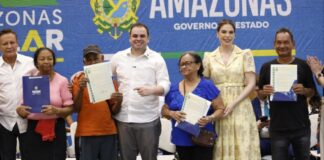 Amazonas Meu Lar: governador interino Roberto Cidade entrega 500 títulos definitivos