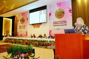 Palestra magna aborda sobrecarga, identidade e resiliência feminina em solenidade no TCE-AM