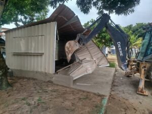 Boxe e banheiro irregulares são demolidos pela prefeitura em praça no Dom Pedro