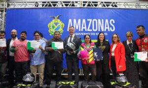 Detran-AM entrega kits de segurança e anuncia 250 vagas para motofretistas e mototaxistas