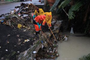 Seminf executa ações emergenciais em vários pontos de Manaus neste sábado (4)