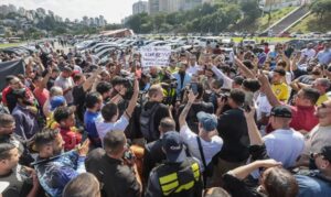 Motoristas protestam contra regulamentação do serviço por aplicativo