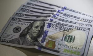 Dólar volta a níveis pré‑guerra com expectativa de acordo entre Estados Unidos e Irã; Ibovespa sobe