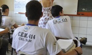 Programa Pé-de-Meia reduz abandono escolar no ensino médio em 43% em dois anos