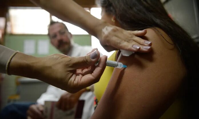 Empresas deverão informar trabalhadores sobre vacina contra HPV e exames de câncer