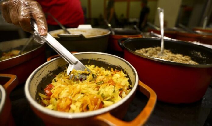 Preço médio do self-service por quilo chega a R$ 86,86 em São Paulo, aponta Procon-SP