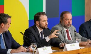 Governo eleva imposto do cigarro para compensar isenção sobre QAV e biodiesel, diz ministro Dario Durigan