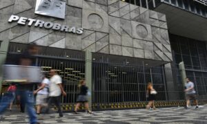 Petrobras destitui Claudio Romeo Schlosser após leilão de GLP com ágio superior a 100%
