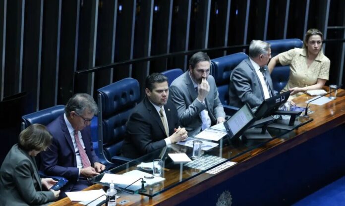 Senado aprova que estágio conte como experiência profissional para concursos
