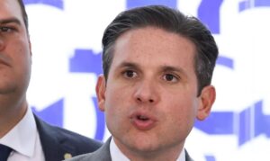 Fim da escala 6×1 será debatido por meio de PEC, anuncia Arthur Lira