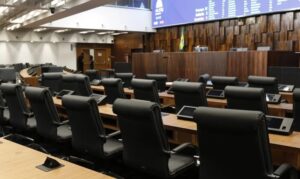 Proposições legislativas sobre IA no Brasil focam em controle e vigilância, aponta dossiê