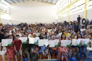 Roberto Cidade entrega 800 títulos definitivos a moradores do Conjunto Cidadão 12 em Manaus
