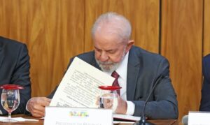 Lula assina MP e zera “taxa das blusinhas”