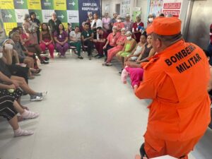 Mães recebem orientação sobre desengasgo em recém-nascidos no Instituto Dona Lindu