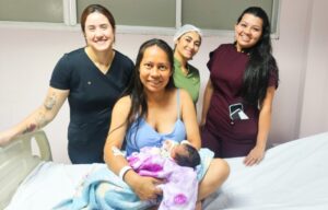 Mulher que não sabia que estava grávida conta como foi o parto surpresa de Helena de Sá, nascida com 2,7 quilos