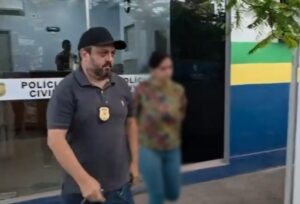 Mãe segurava os braços da própria filha para que ela fosse estuprada pelo padrasto, no AM: ‘Casal a obrigava a fumar maconha’