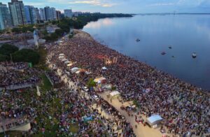 ‘Amanhecer Manaus’ reúne 70 mil pessoas na praia da Ponta Negra em grande ato de fé e adoração