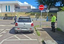 IMMU remove carros abandonados e autua motoristas por estacionamento irregular em Manaus