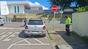 IMMU remove carros abandonados e autua motoristas por estacionamento irregular em Manaus