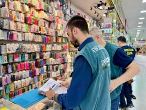 Mais de 2,8 mil produtos falsificados são apreendidos durante operação no bairro Manoa