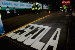 Nova sinalização com tachões e placas educativas é implantada em frente a escola da Compensa