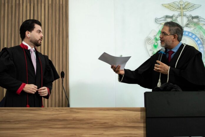 Julgamento do Caso Débora chega ao quinto dia neste domingo sob presidência do juiz Fábio Lopes Alfaia Julgamento do Caso Débora chega ao quinto dia neste domingo sob presidência do juiz Fábio Lopes Alfaia