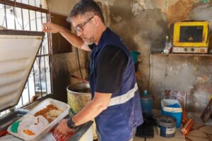 Fábrica clandestina de salgados no Centro de Manaus armazenava alimentos junto a fezes e animais mortos