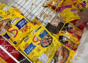 Infestação de insetos e alimentos irregulares levam à interdição de um supermercado na zona Leste de Manaus