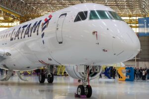 LATAM apresenta primeiro jato Embraer e amplia operação regional no Brasil