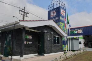 Amazonas converte resíduos plásticos em moradias e fortalece economia sustentável com geração de renda e emprego
