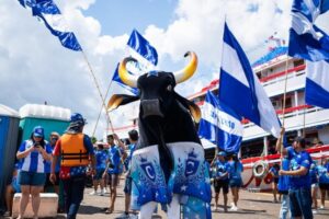 Caravana Azulada chega a Parintins para fortalecer espetáculo do Boi Caprichoso