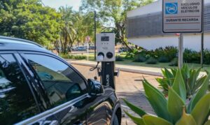 Governo mantém elevação de tarifas a carro elétrico e renova cota zero