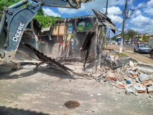 Prefeitura de Manaus realiza demolição de bares e barbearia irregulares no Jorge Teixeira