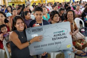 Auxílio Estadual beneficia 300 mil famílias e movimenta R$ 270 milhões no Amazonas