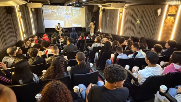 Com-quase-20-metros-de-extensao-a-estrutura-da-carreta-e-pensada-para-reproduzir-e-ate-ampliar-a-magia-dos-cinemas