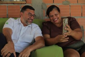 “Ajuda muitas famílias a colocar comida na mesa”, afirma beneficiária do Auxílio Estadual criado na gestão Wilson Lima