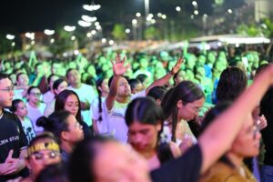 Amanhecer Manaus reúne milhares de fiéis na Praia da Ponta Negra neste domingo (26)