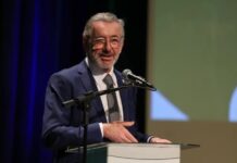 “Brasil não vai abandonar a mesa”, diz ministro sobre taxação dos EUA