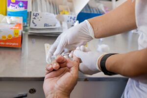 Julho Amarelo: Semsa reforça prevenção às hepatites virais com vacinação e preservativos gratuitos