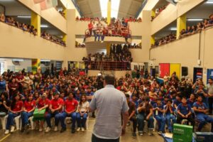 Governador Roberto Cidade entrega kits escolares, alimentação e livros para alunos do Ceti Áurea Pinheiro Braga, na zona oeste de Manaus