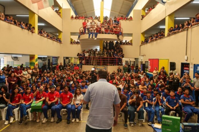 Governador Roberto Cidade entrega kits escolares, alimentação e livros para alunos do Ceti Áurea Pinheiro Braga, na zona oeste de Manaus